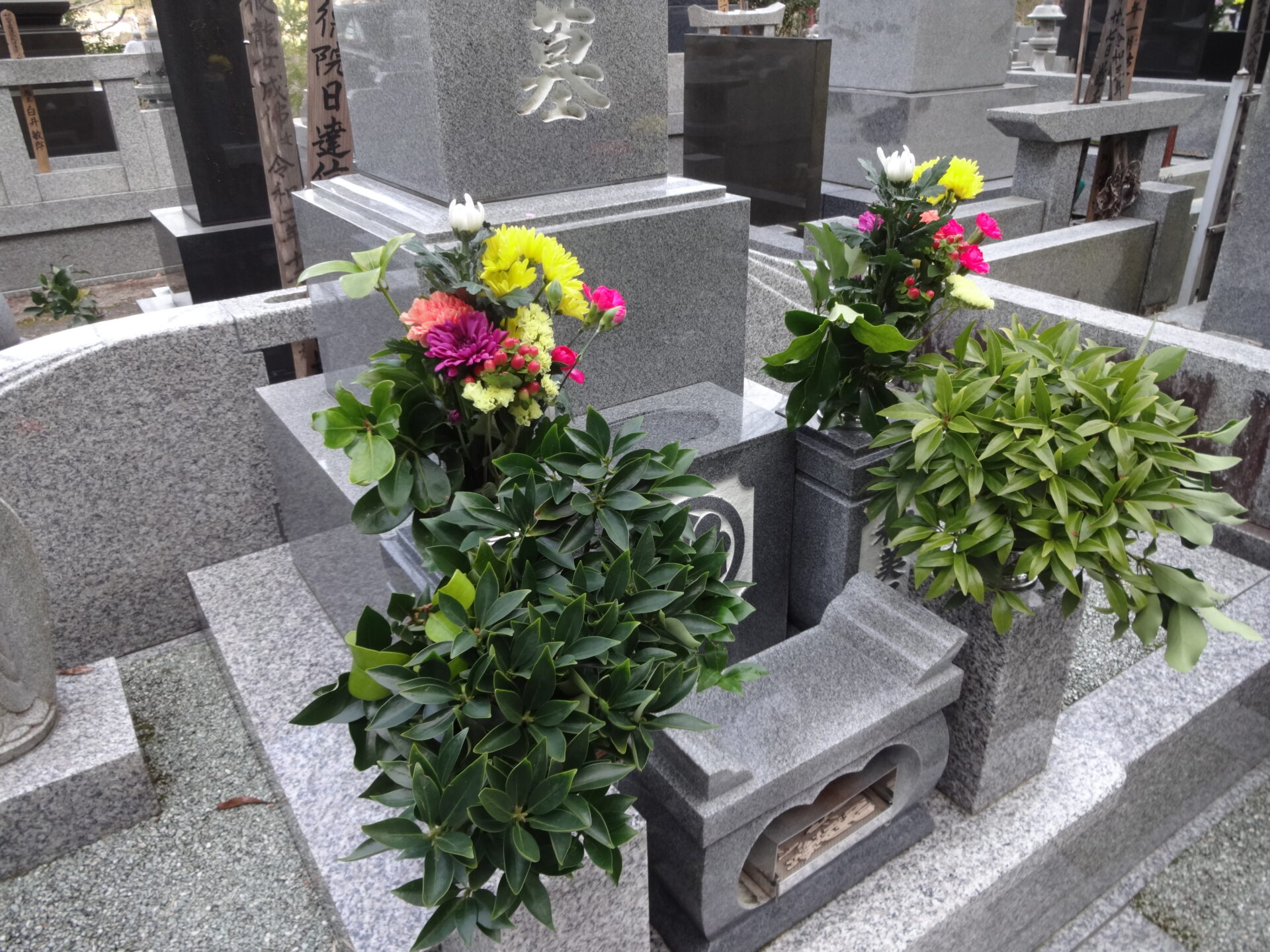 造花はあり？なし？お墓に供える考え方