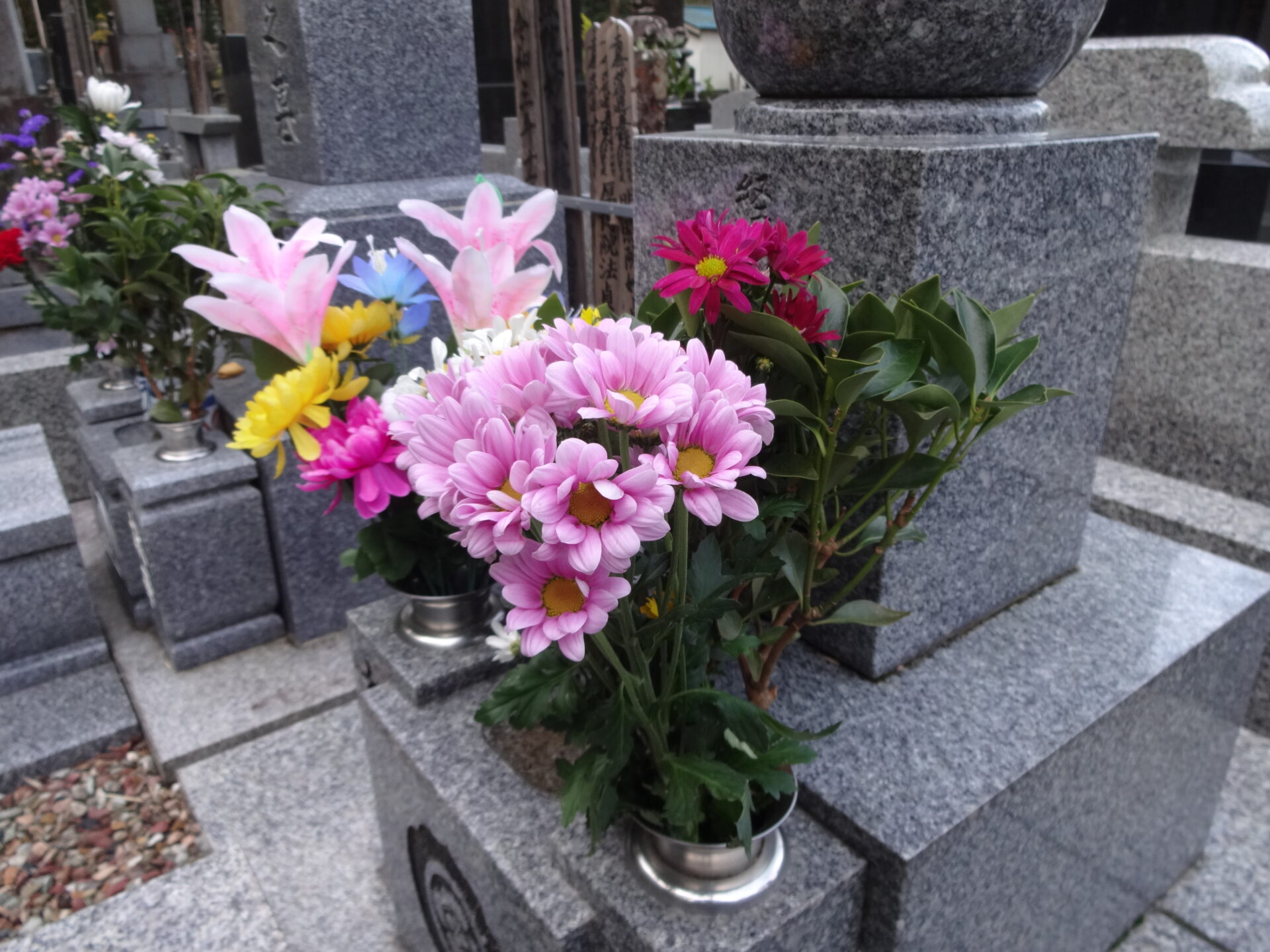 お墓に造花を供えるのがダメな理由とは