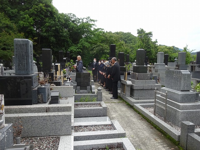 納骨と四十九日、どちらを先にすべき？