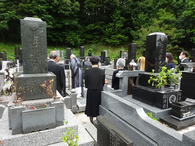 お坊さんを呼ばないのは失礼にあたる？